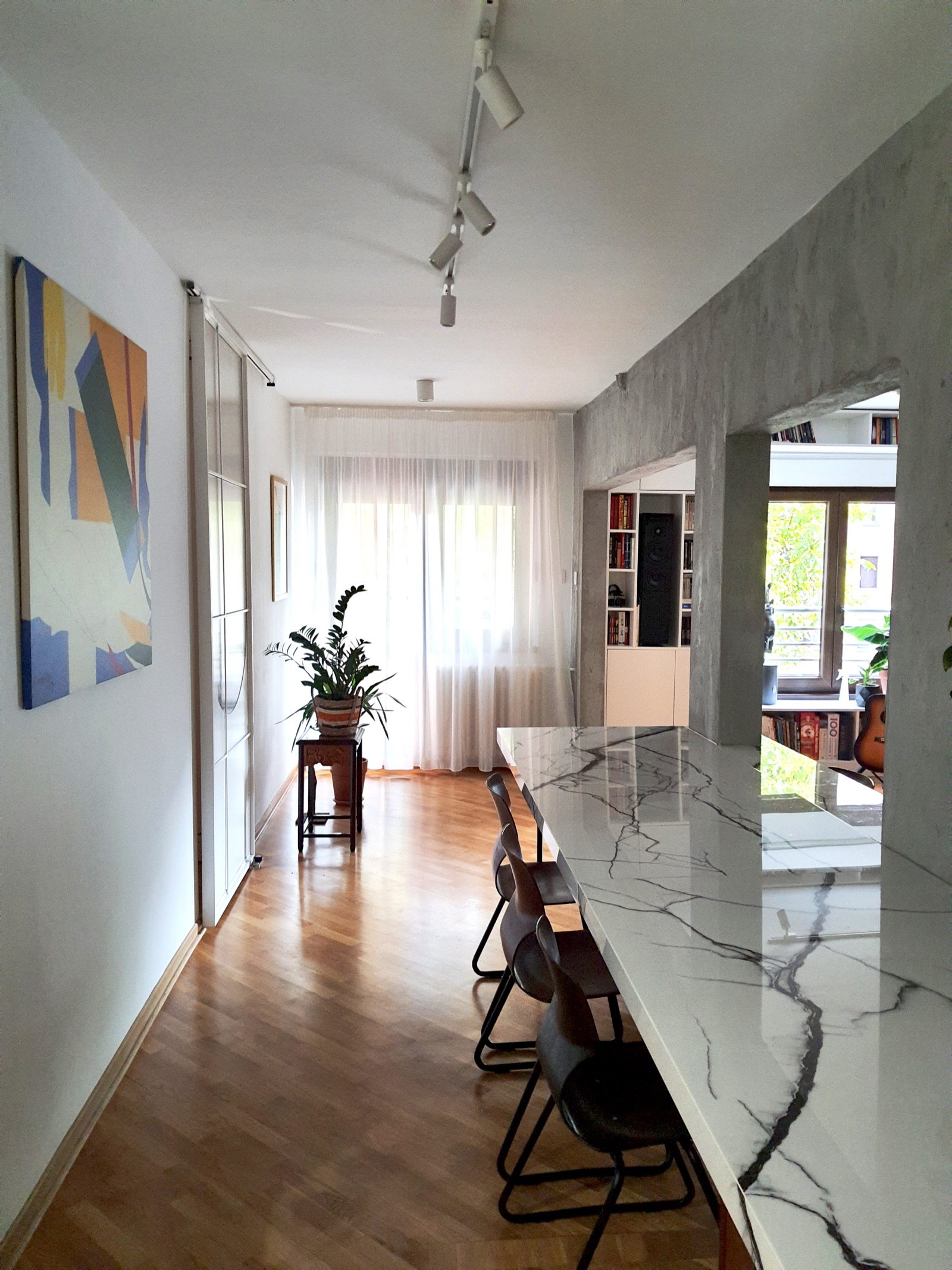 Trpezarija — monolitna ploča i pogled ka dnevnoj sobi