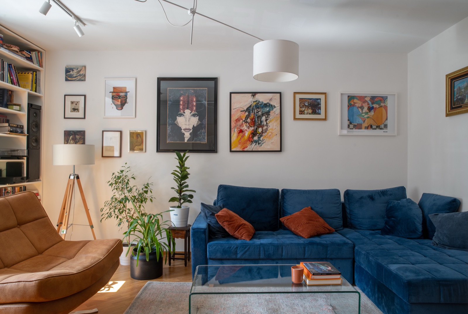 Dnevna soba — pogled na sofu i galeriju slika