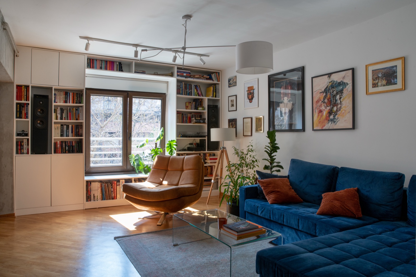 Dnevna soba — pogled ka prozoru i biblioteci