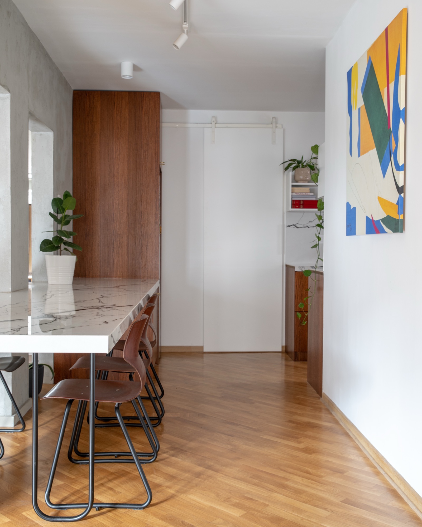 Kuhinja i trpezarija — pogled ka hodniku