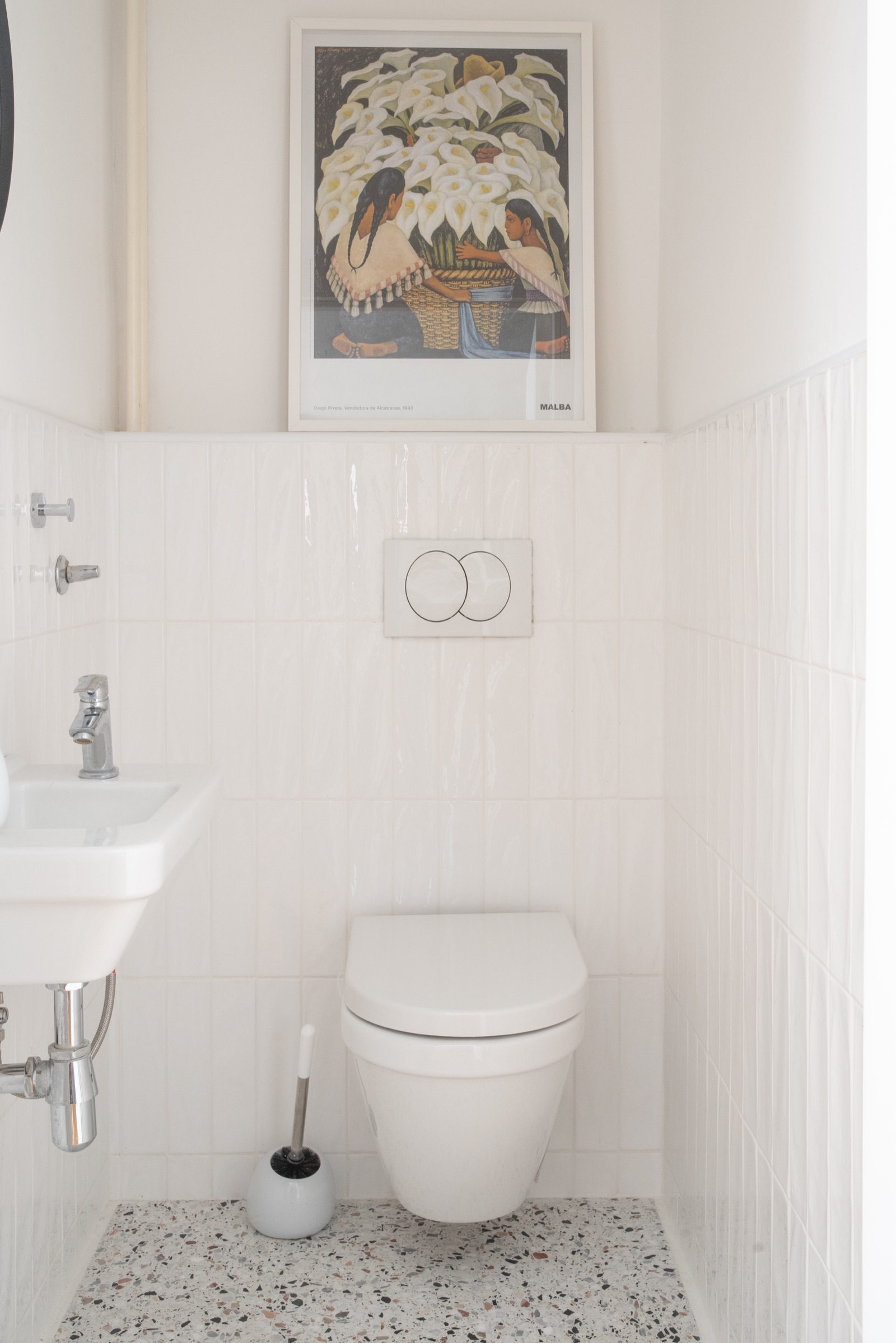 Toalet — terrazzo pod i bele pločice