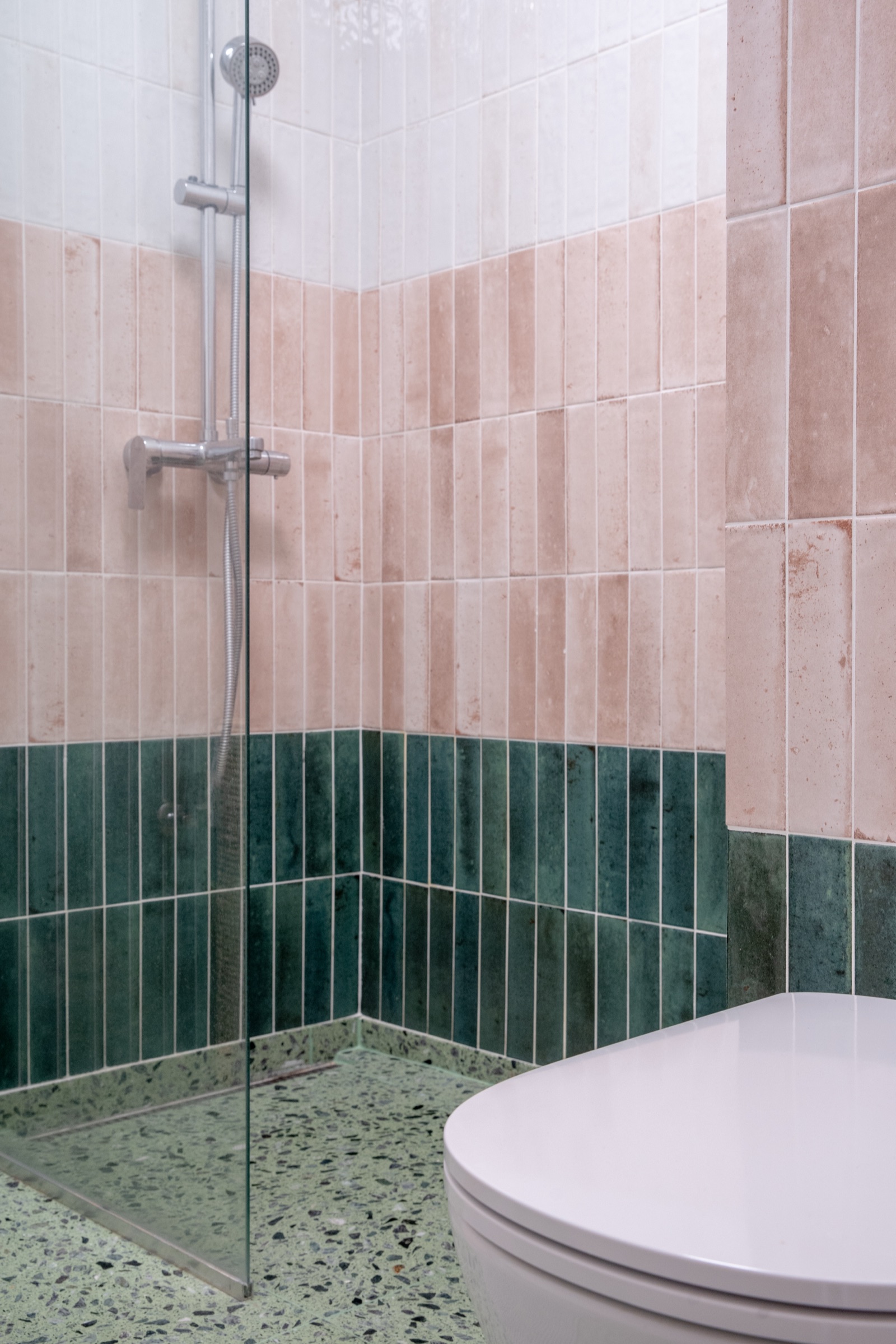 Kupatilo — terrazzo pod i zeleno-roze pločice